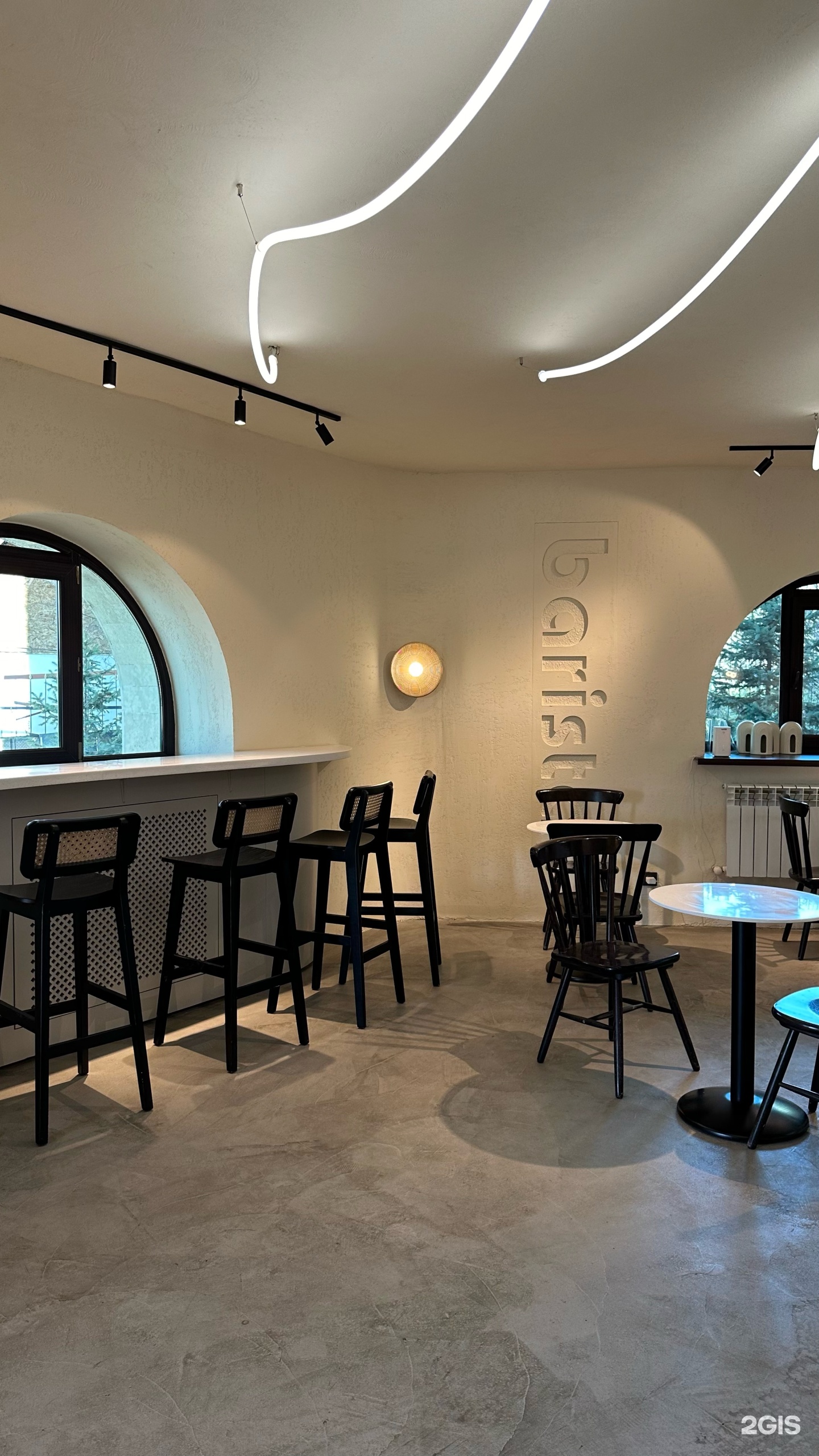 Интерьер Barista Coffee с арочными окнами и высокими стульями