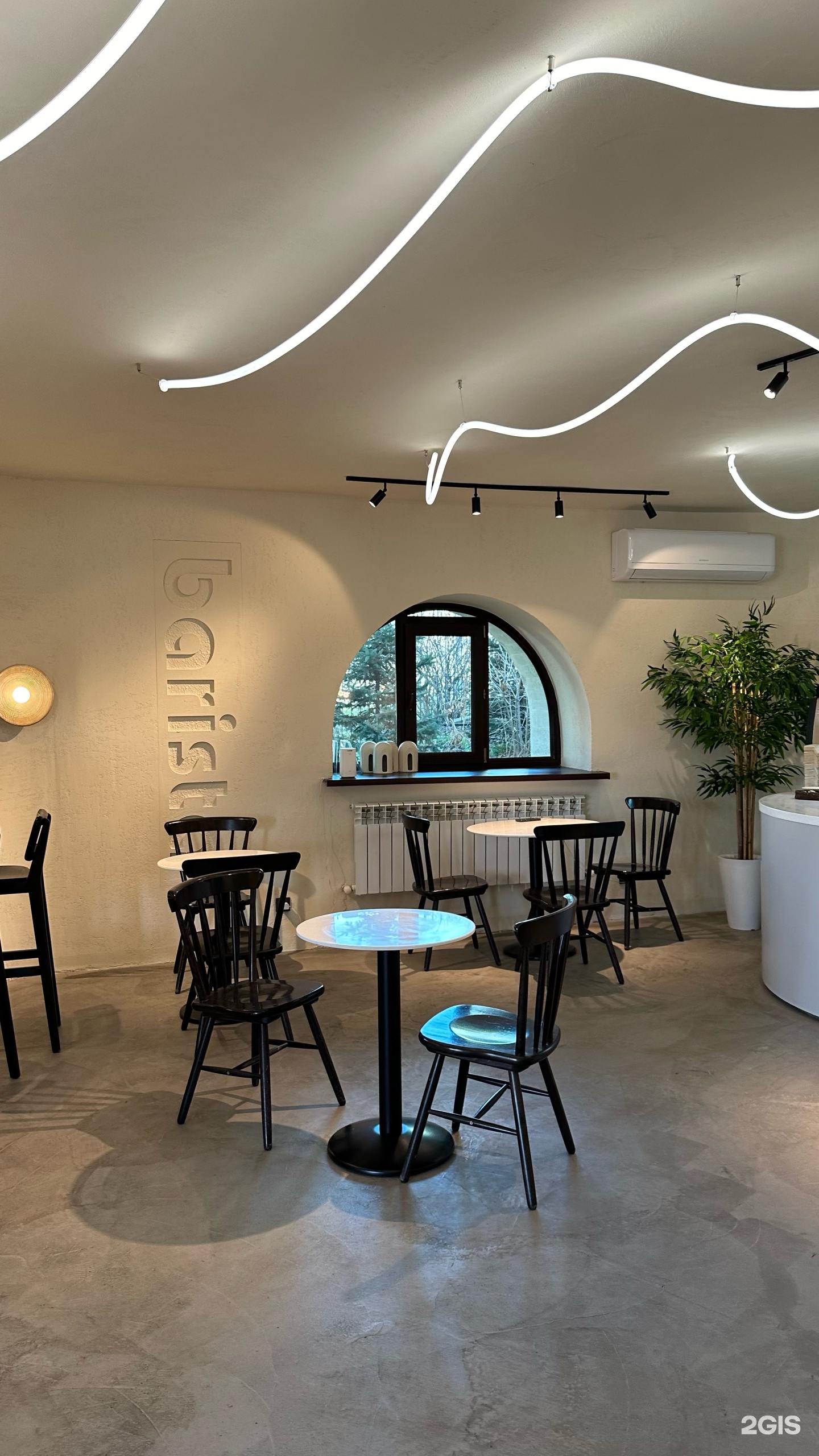 Арочное окно и места у окна в Barista Coffee на Сайране